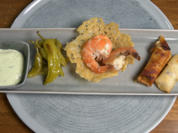 Gebratene Peperoni mit Knoblauchsoße, gefüllte Röllchen und Garnelen im Parmesankörbchen - Rezept - Bild Nr. 14418