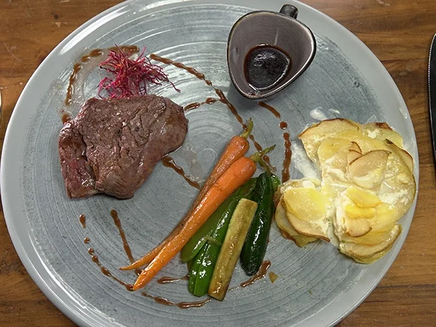 Gebalztes Rinderfilet mit Kartoffel-Birnenröschen, dazu Gemüse und Rotweinsoße - Rezept - Bild Nr. 14418
