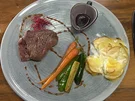 Rezept: Gebalztes Rinderfilet mit Kartoffel-Birnenröschen, dazu Gemüse und Rotweinsoße Bild Nr. 14418 Gebalztes Rinderfilet mit Kartoffel-Birnenröschen, dazu Gemüse und Rotweinsoße - Rezept - Bild Nr. 14418