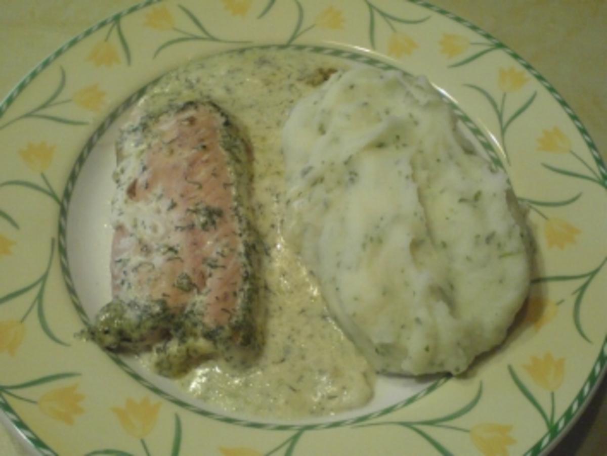 Wildlachs in cremiger Kräuter-Sahne-Sauce - Rezept - kochbar.de