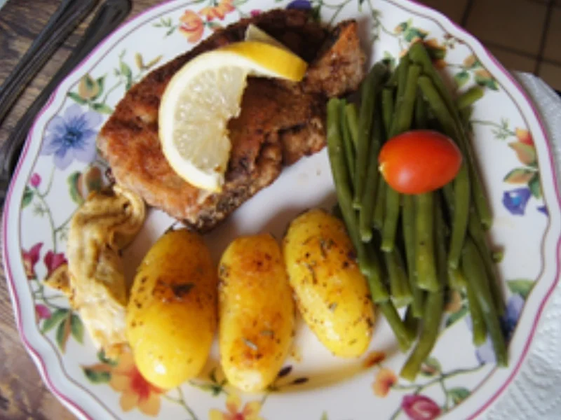 Rezept: Paniertes Kalbskotelett mit Kenia Bohnen und Rosmarindrillingen Bild Nr. 2 Paniertes Kalbskotelett mit Kenia Bohnen und Rosmarindrillingen - Rezept - Bild Nr. 2