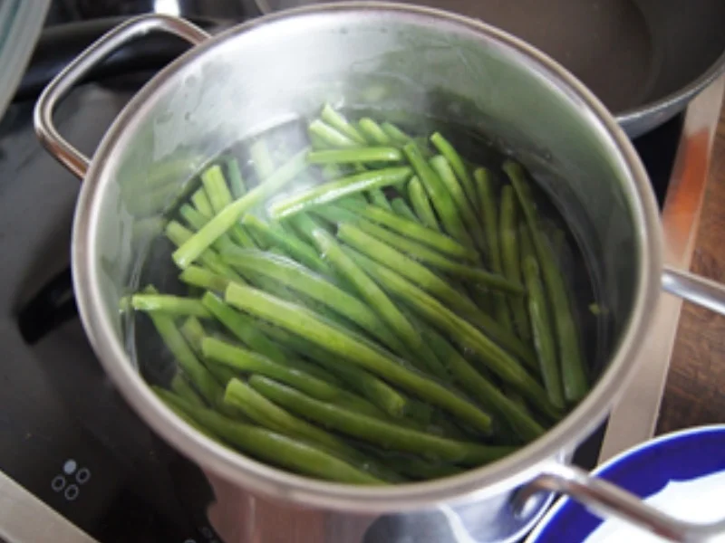 Rezept: Paniertes Kalbskotelett mit Kenia Bohnen und Rosmarindrillingen Bild Nr. 7 Paniertes Kalbskotelett mit Kenia Bohnen und Rosmarindrillingen - Rezept - Bild Nr. 7