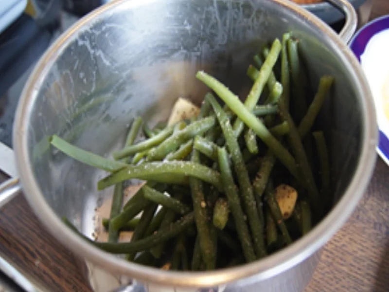 Rezept: Paniertes Kalbskotelett mit Kenia Bohnen und Rosmarindrillingen Bild Nr. 8 Paniertes Kalbskotelett mit Kenia Bohnen und Rosmarindrillingen - Rezept - Bild Nr. 8