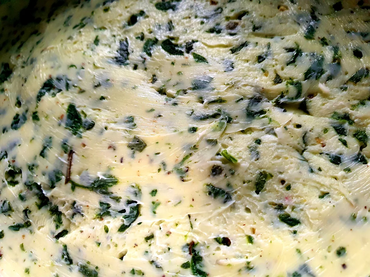 Sommerliche Wildkräuterbutter - Rezept - Bild Nr. 14425