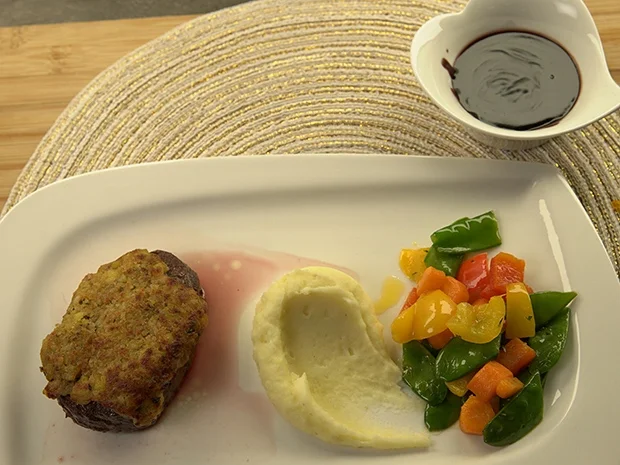 Hirschkalbsrücken mit  Maronenkruste, Kartoffelpüree  und Gemüsebeilage - Rezept - Bild Nr. 14426