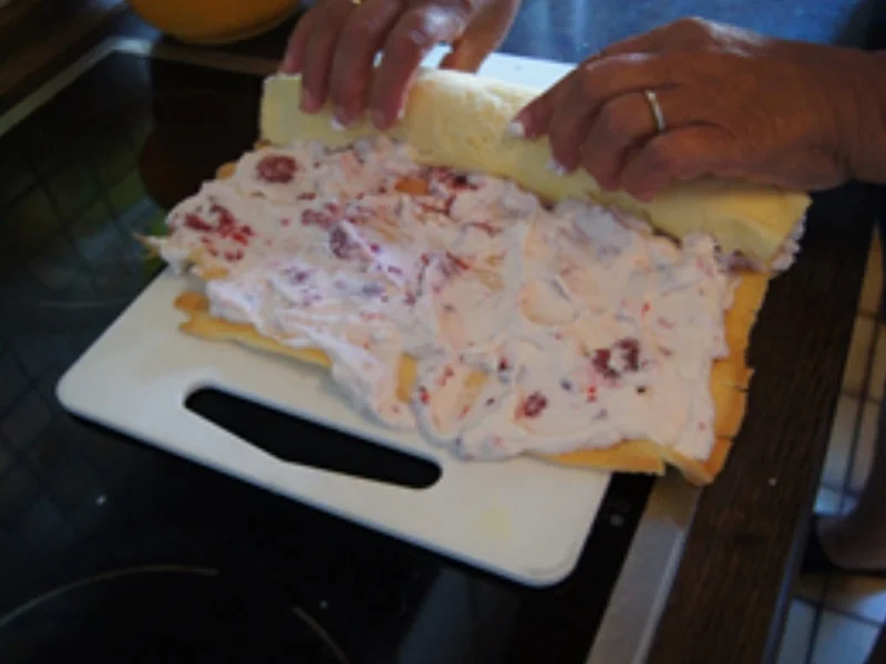 Rezept: Biskuitrolle mit Himbeeren Bild Nr. 14440 Biskuitrolle mit Himbeeren - Rezept - Bild Nr. 14440