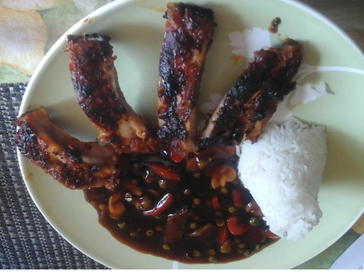 Rippchen mit süß-sauer-Sauce, Krupuk und Basmatireis - Rezept - Bild Nr. 14439