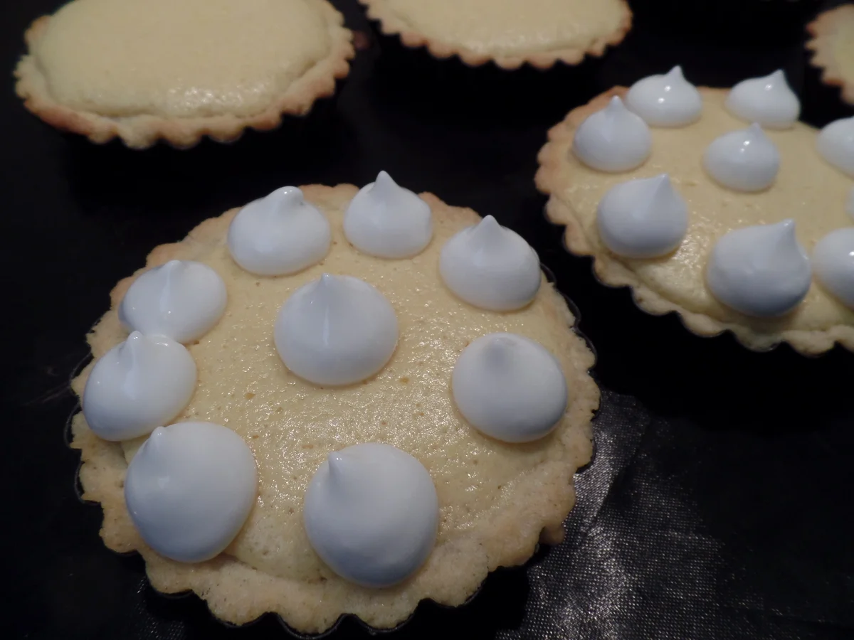 Tartelettes mit Zitronencreme und Baisertupfen - Rezept - Bild Nr. 14450