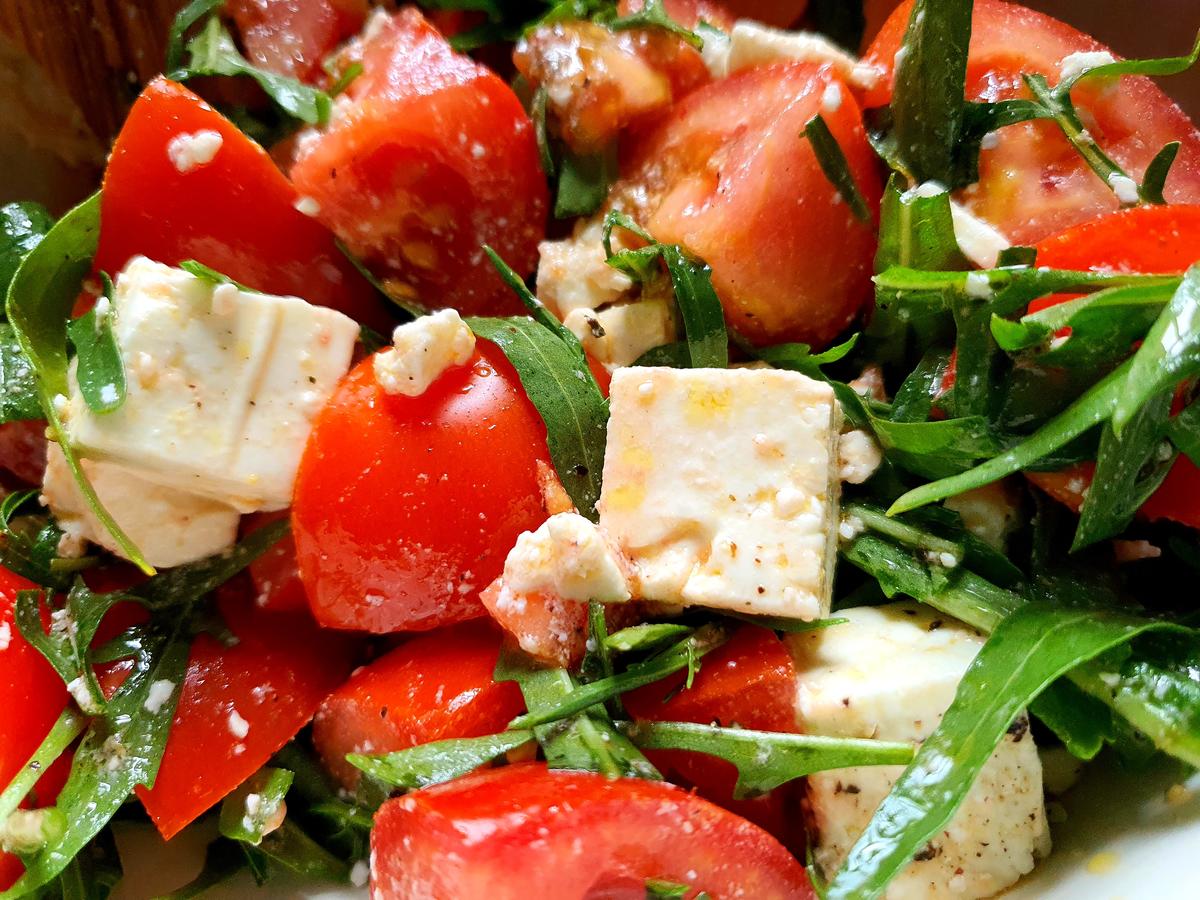 Tomatensalat mit Schafskäse und Wilde Rauke - Rezept - kochbar.de