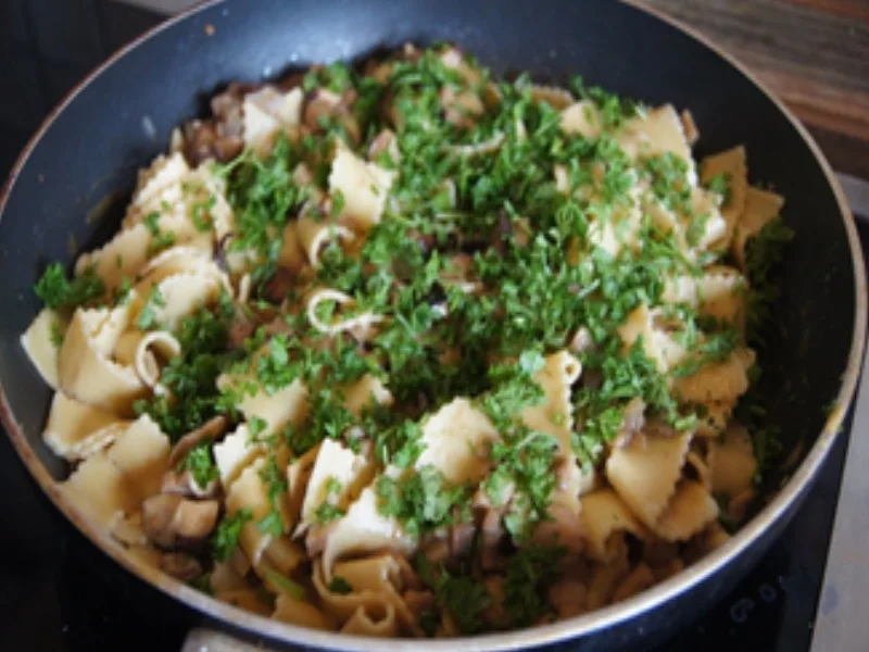 Bandnudelpasta mit Waldpilzen und gemischten Salat - Rezept - Bild Nr. 11