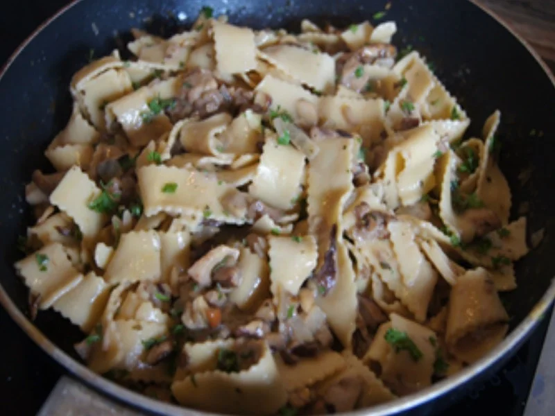 Bandnudelpasta mit Waldpilzen und gemischten Salat - Rezept - Bild Nr. 12