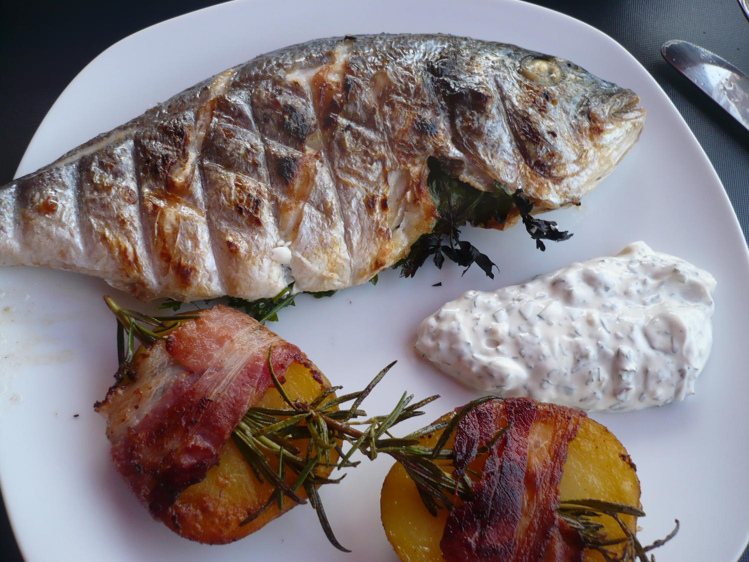 Dorade gespickt mit Knoblauch und Speckkartoffeln - Rezept - kochbar.de