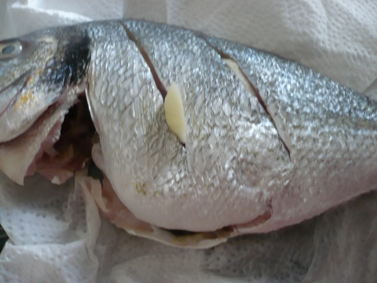 Dorade gespickt mit Knoblauch und Speckkartoffeln - Rezept - Bild Nr. 3