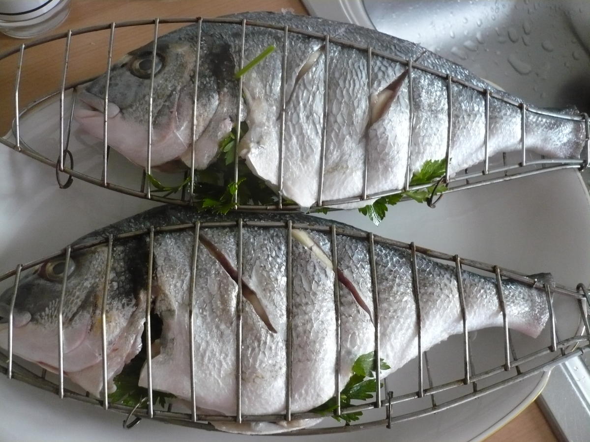 Dorade gespickt mit Knoblauch und Speckkartoffeln - von rollimops