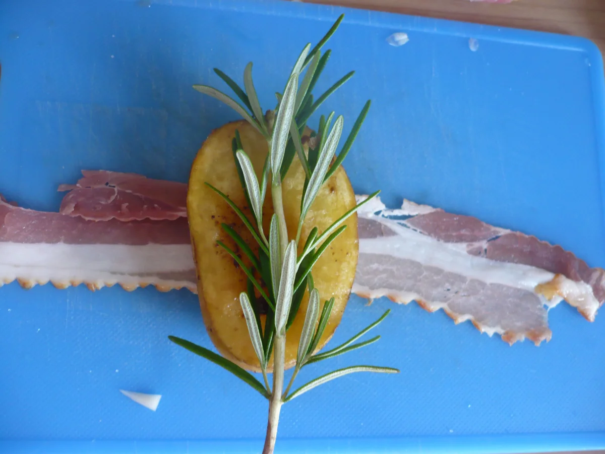 Dorade gespickt mit Knoblauch und Speckkartoffeln - Rezept - Bild Nr. 6