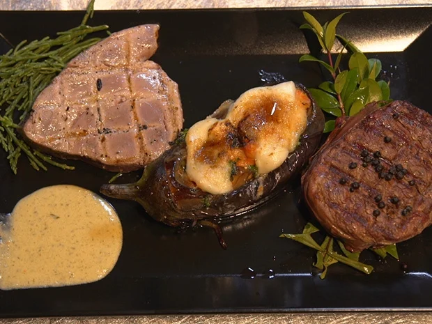 Rezept: Gewickeltes Rinderfilet mit fermentiertem Pfeffer auf Myrtenzweigen ruhend Bild Nr. 14460 Gewickeltes Rinderfilet mit fermentiertem Pfeffer auf Myrtenzweigen ruhend - Rezept - Bild Nr. 14460