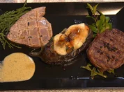 Gewickeltes Rinderfilet mit fermentiertem Pfeffer auf Myrtenzweigen ruhend - Rezept - Bild Nr. 14460