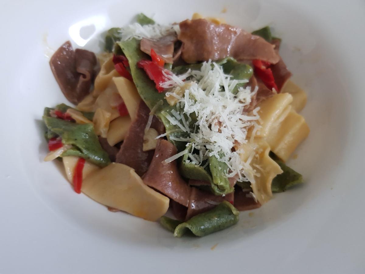 Pappardelle \"tri color\" aglio e olio Rezept kochbar.de