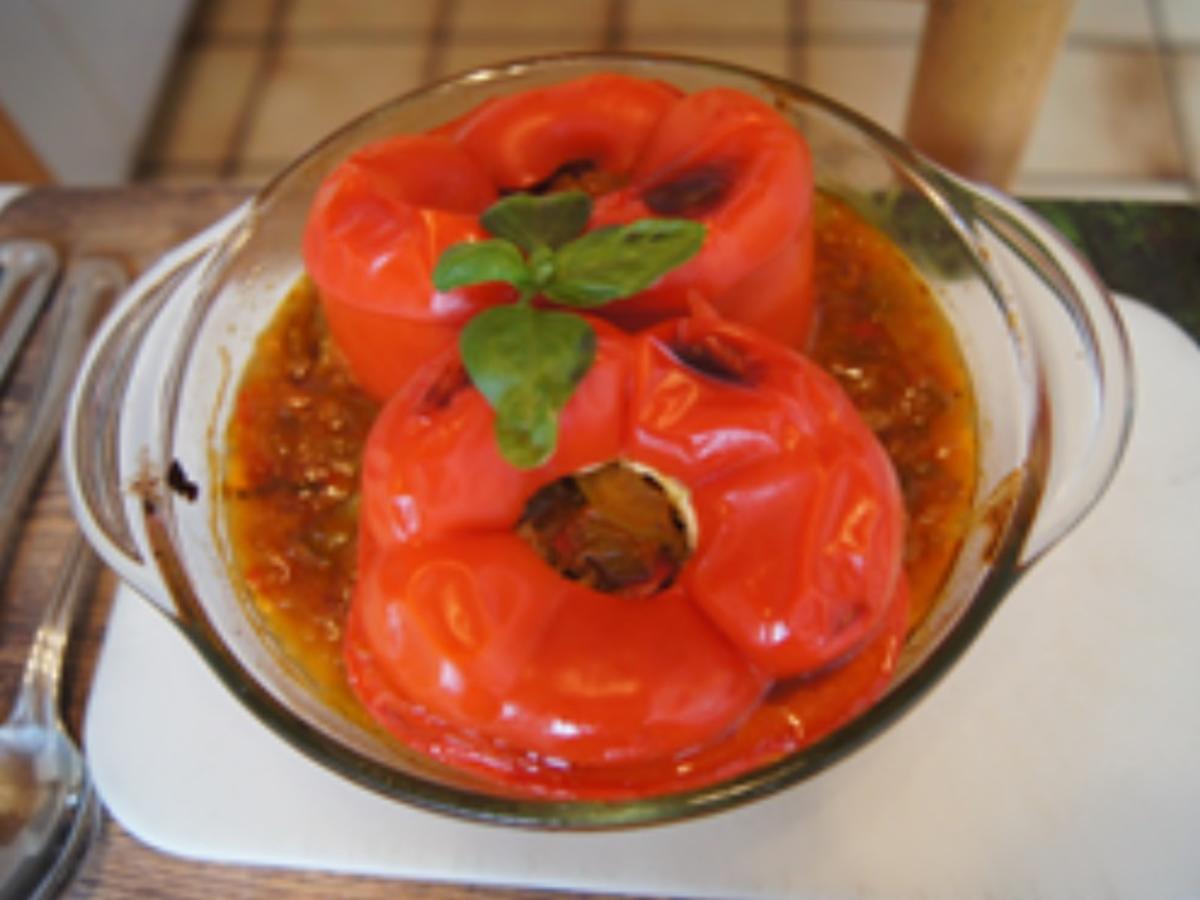 Pikant gefüllte und gebackene Paprika - einfach - von MausVoh