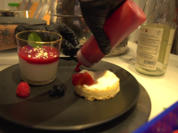 Kleines Küchlein & weiße Schokoladencreme mit Himbeerspiegel - Rezept - Bild Nr. 2