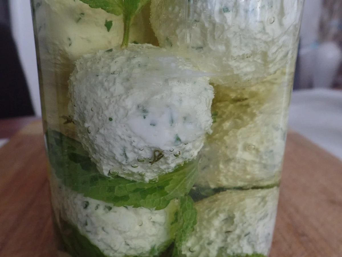 Kräuter-Frischkäse-Bällchen in Knoblauchöl - Rezept - Bild Nr. 14460