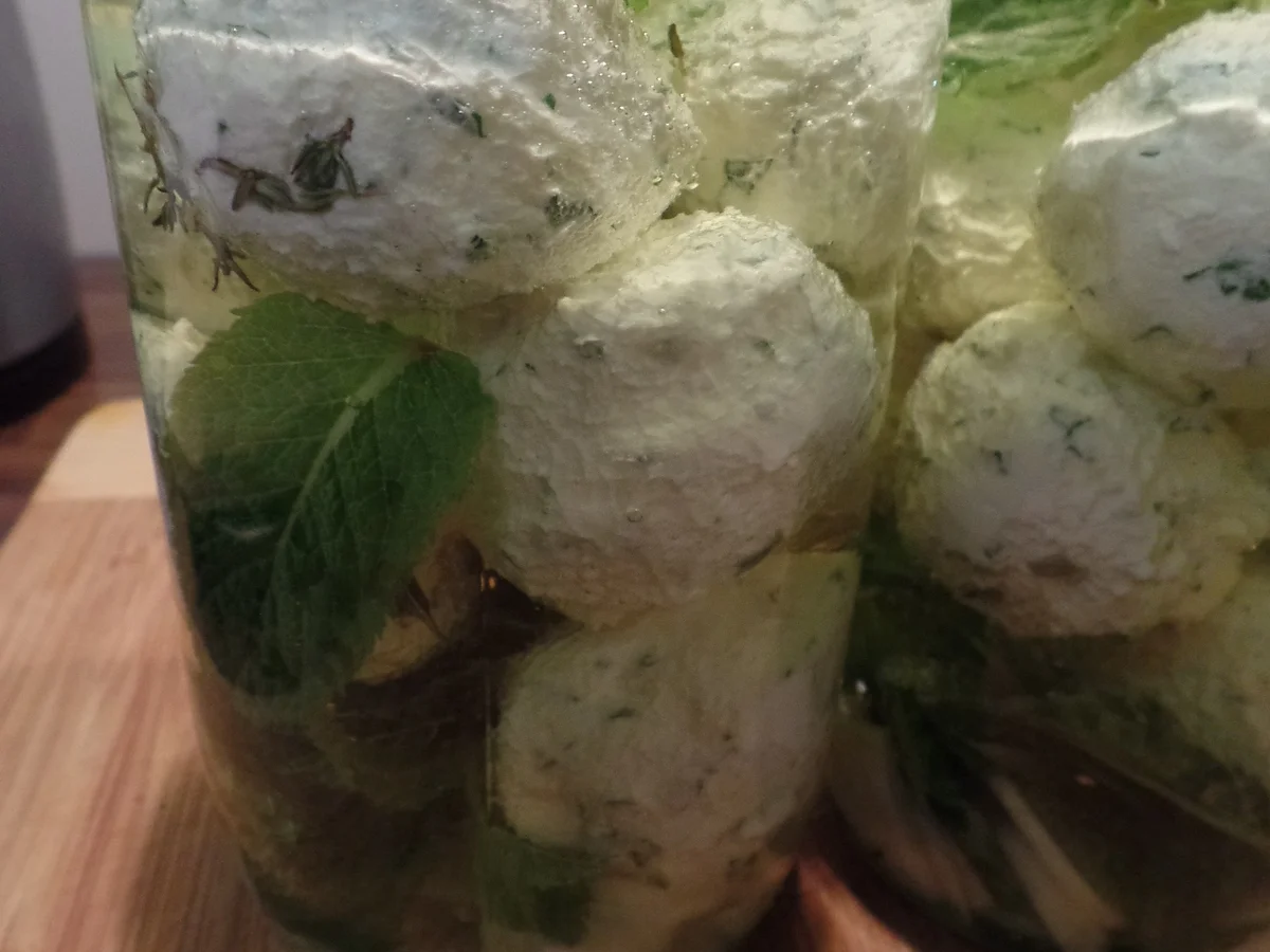 Kräuter-Frischkäse-Bällchen in Knoblauchöl - Rezept - Bild Nr. 14467