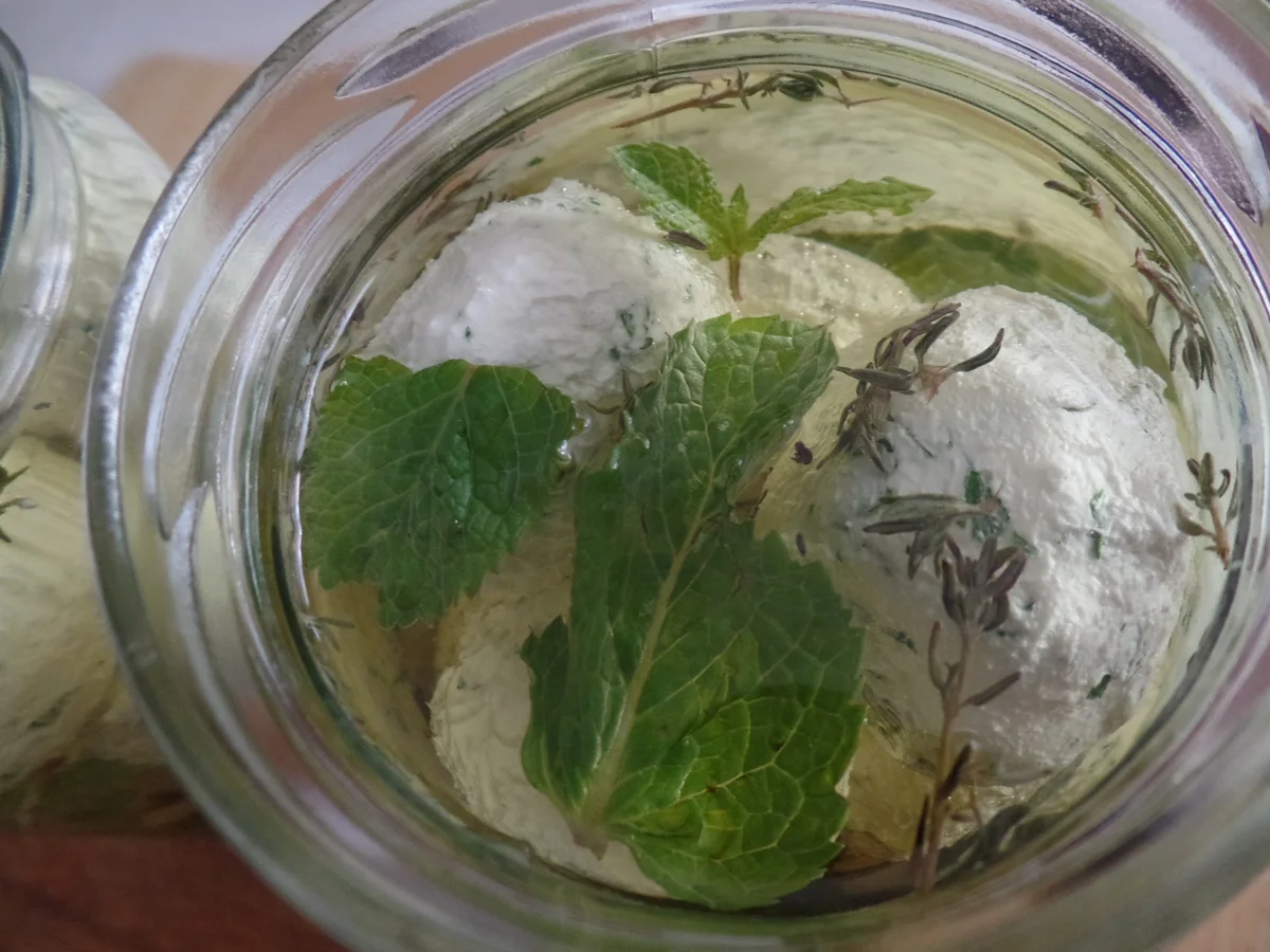 Kräuter-Frischkäse-Bällchen in Knoblauchöl - Rezept - Bild Nr. 14468