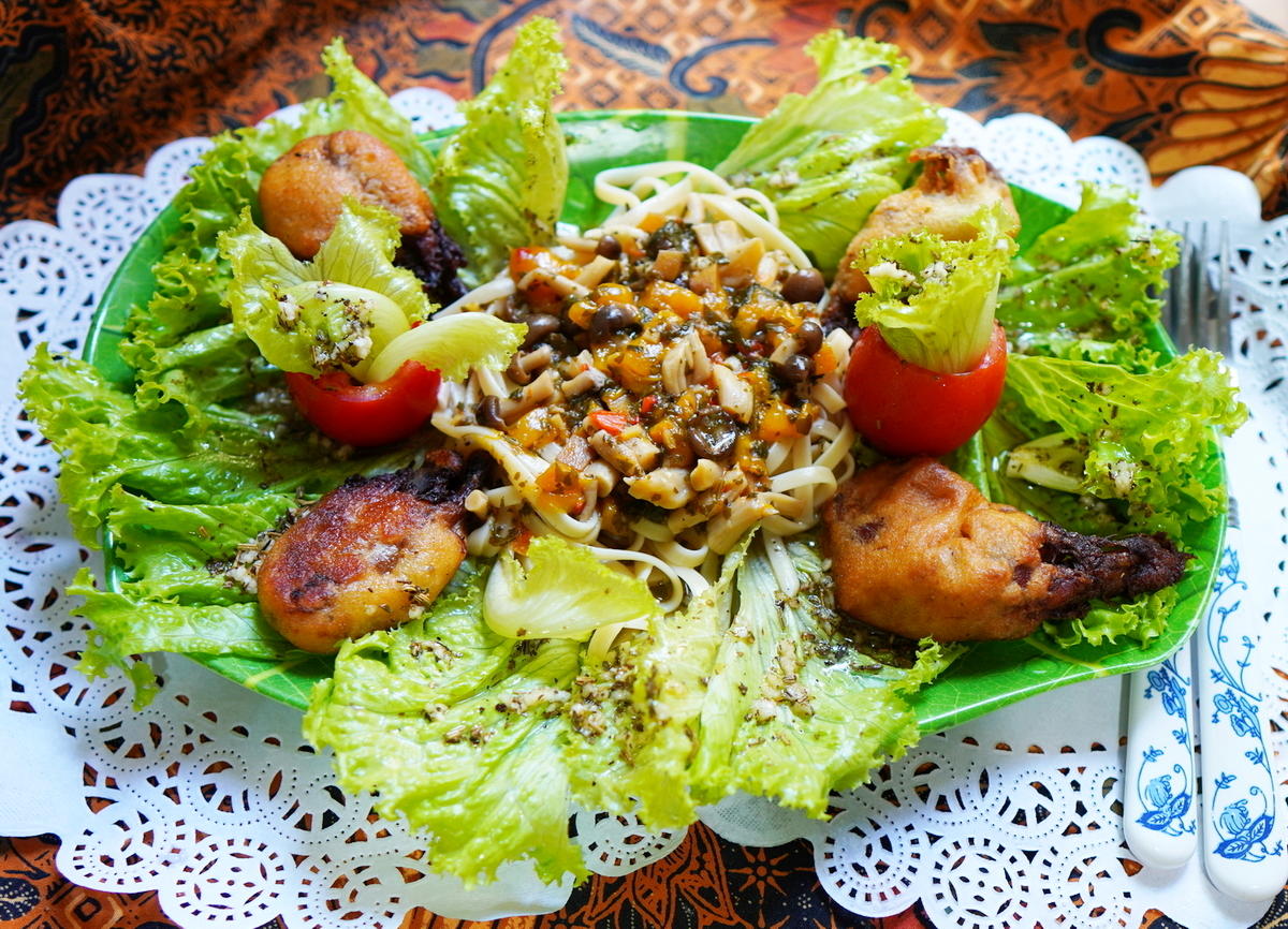 Hühnerunterschenkel mit Nudeln und Pilzen – Ayam Goreng Belacan - Rezept - Bild Nr. 14512