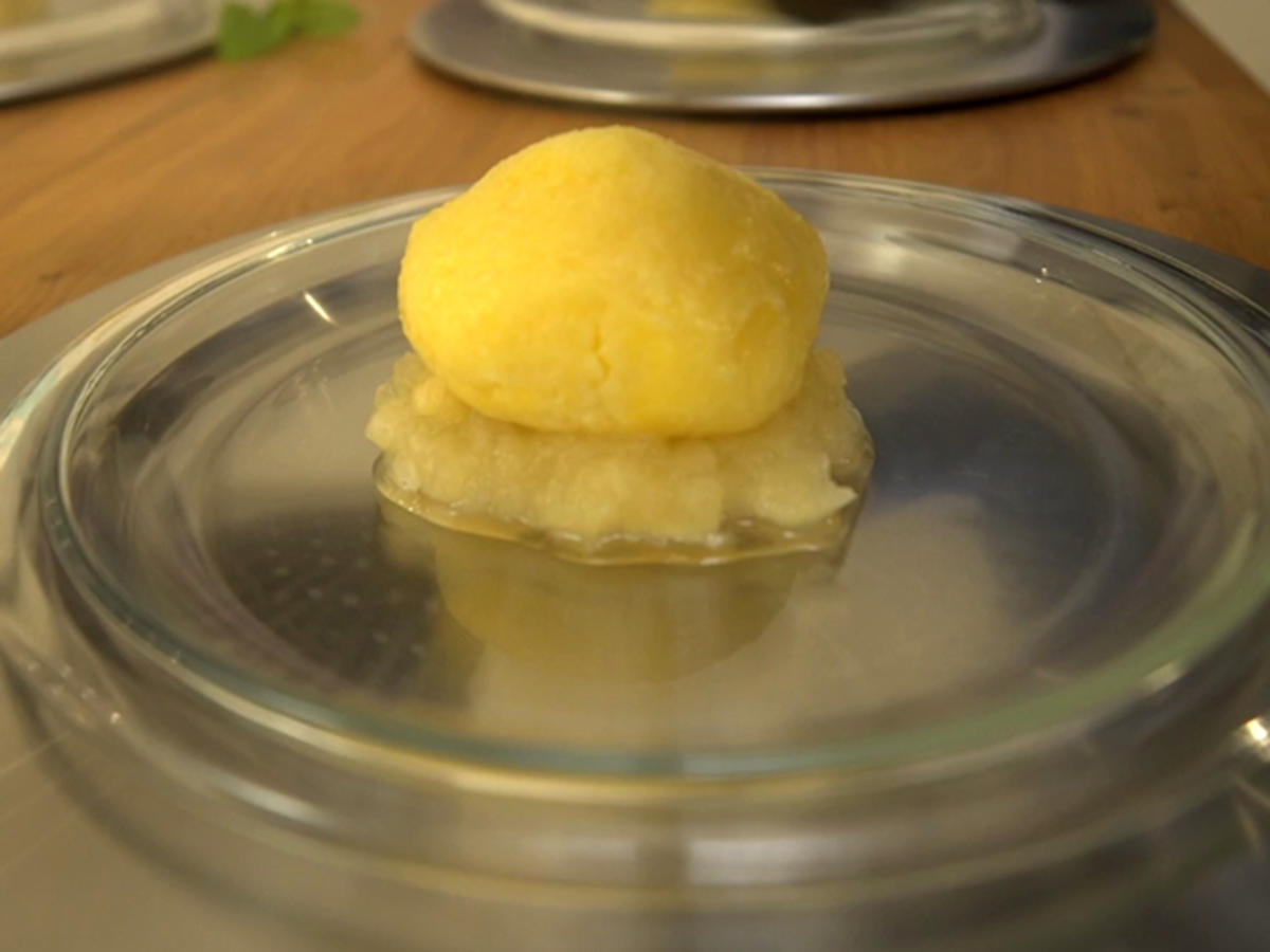 Kartoffel-Quark-Knödel mit Apfelkompott - Rezept - kochbar.de
