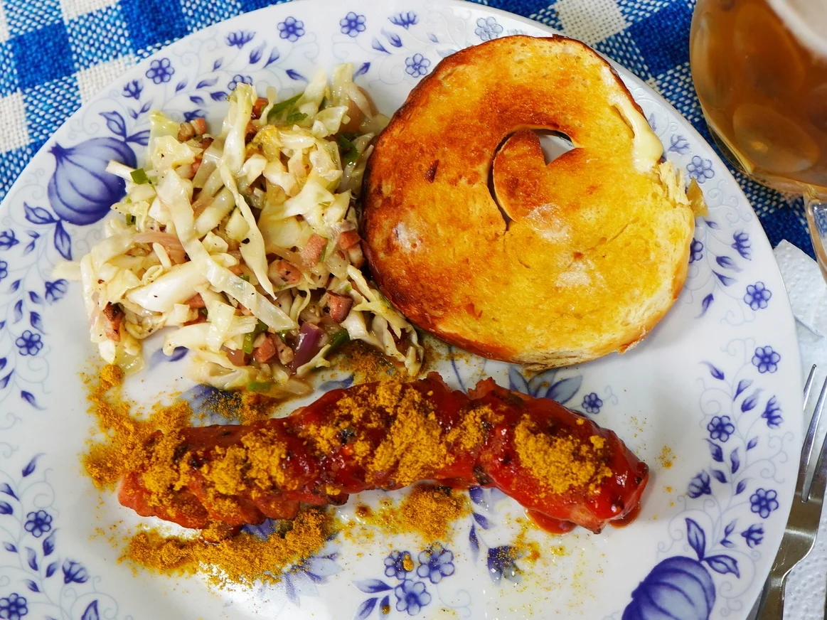 Rezept: Currywurst mit Krautsalat, Brezn und Bier - Bayrische Vesper Bild Nr. 14470 Currywurst mit Krautsalat, Brezn und Bier - Bayrische Vesper - Rezept - Bild Nr. 14470