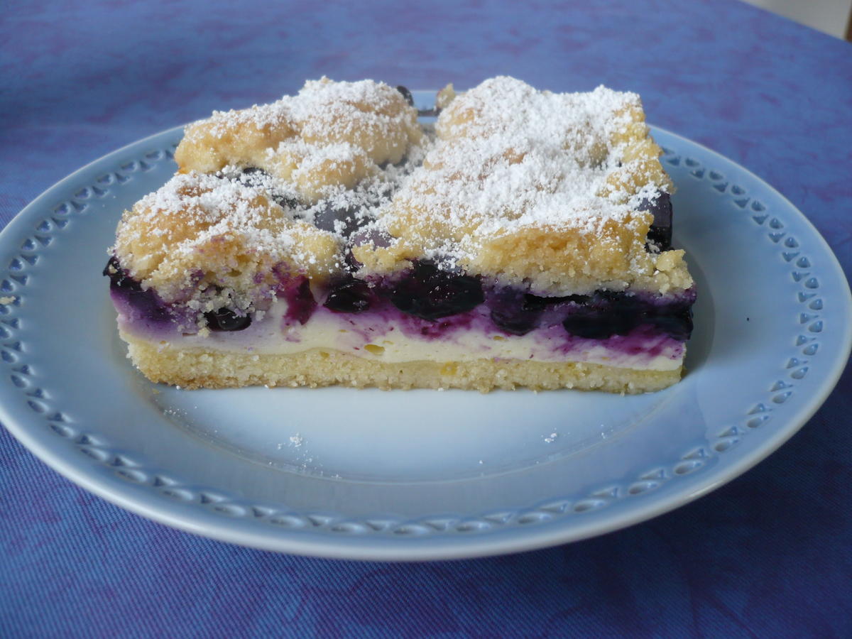 Blaubeer - Streuselkuchen mit Quark - Rezept - kochbar.de