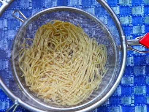 Rezept: Frittierte Nudeln mit Huhn und Gemüse -- Tami Goreng Cap Cay Ayam Bild Nr. 14490 Frittierte Nudeln mit Huhn und Gemüse -- Tami Goreng Cap Cay Ayam - Rezept - Bild Nr. 14490