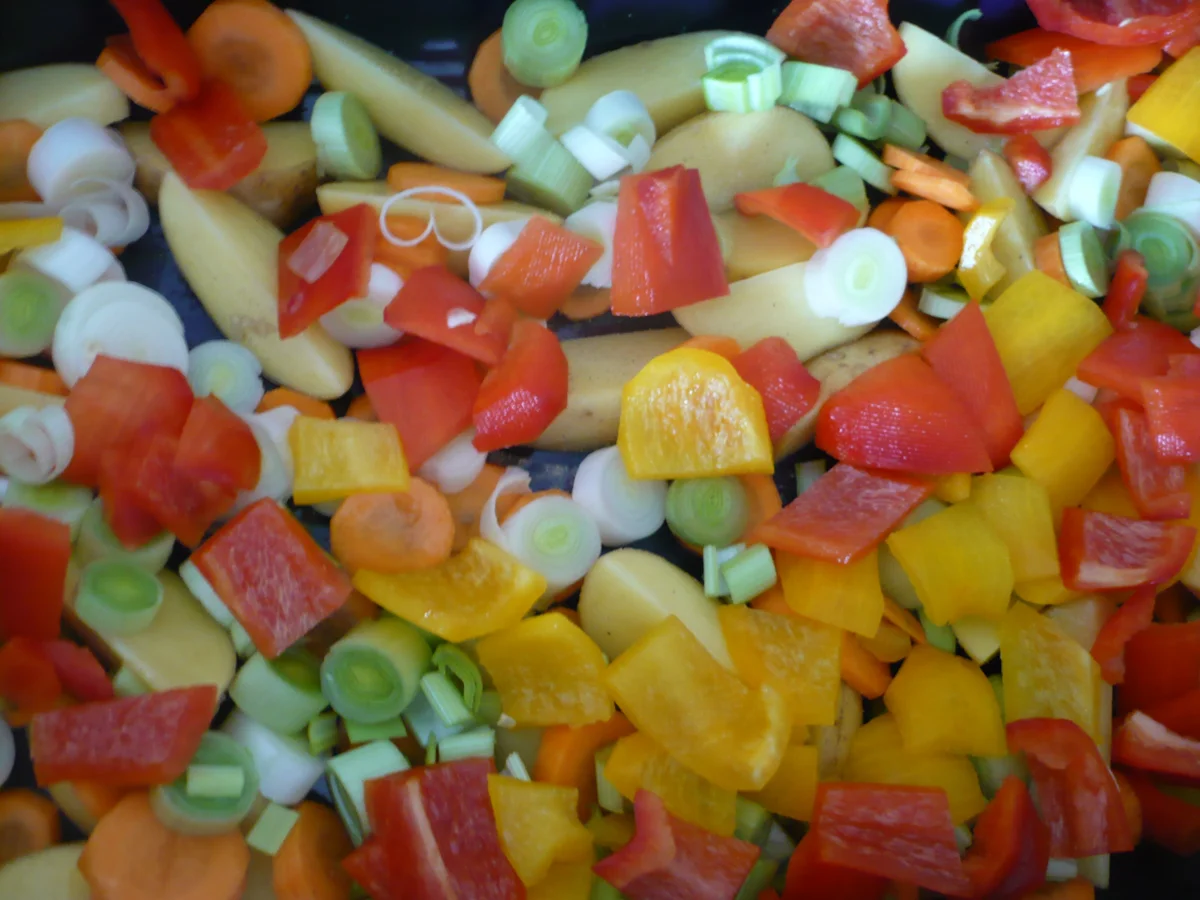 Hähnchen mit Kartoffeln, Paprika und Lauch in Tomatensoße - Rezept - Bild Nr. 14510