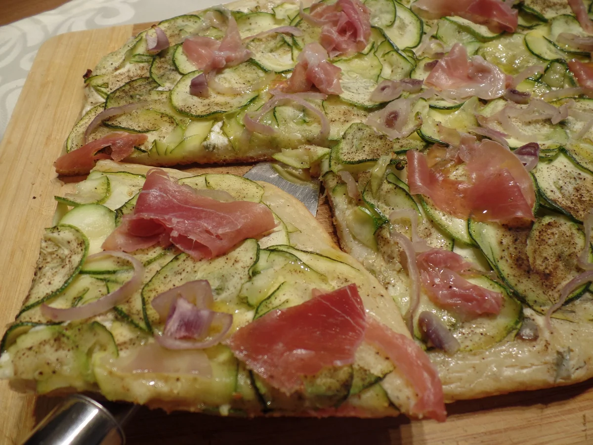 Flammkuchen mit Zucchini und Parmaschinken - Rezept - Bild Nr. 14502