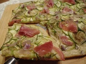 Flammkuchen mit Zucchini und Parmaschinken - Rezept - Bild Nr. 14502