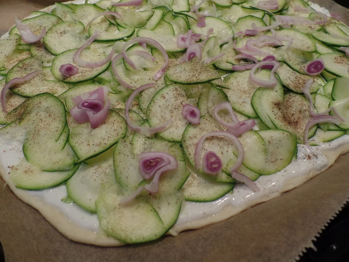 Flammkuchen mit Zucchini und Parmaschinken - Rezept - Bild Nr. 14511