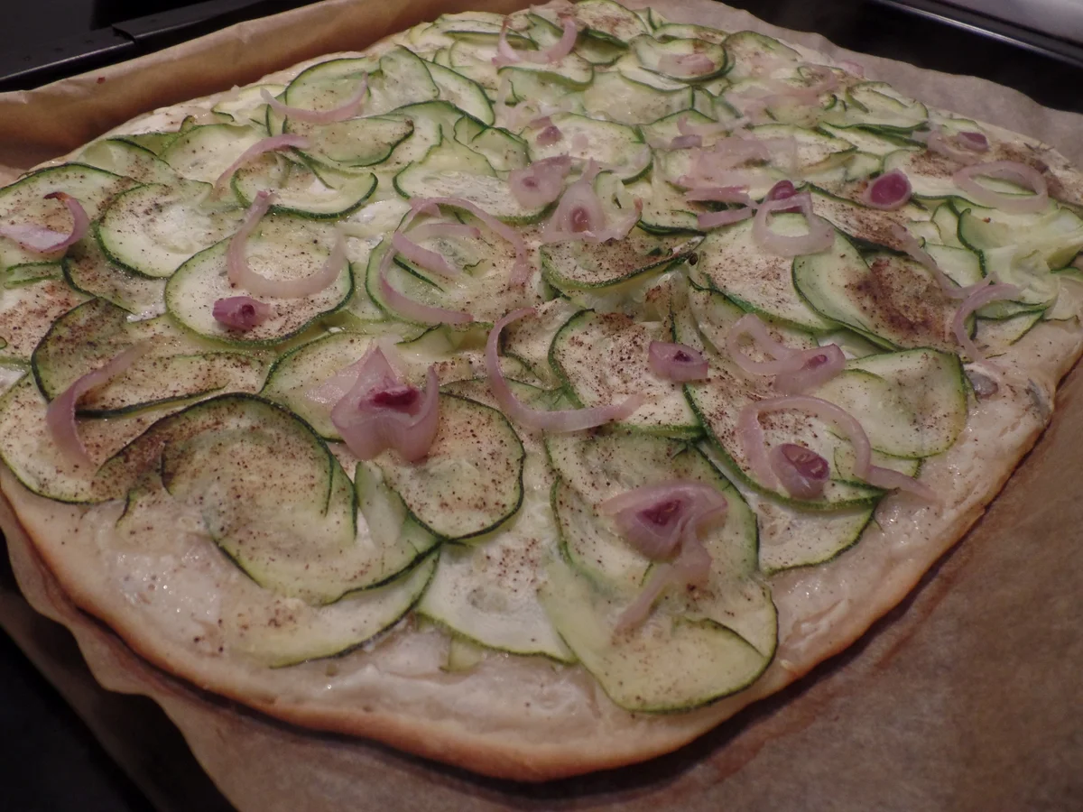 Flammkuchen mit Zucchini und Parmaschinken - Rezept - Bild Nr. 14512