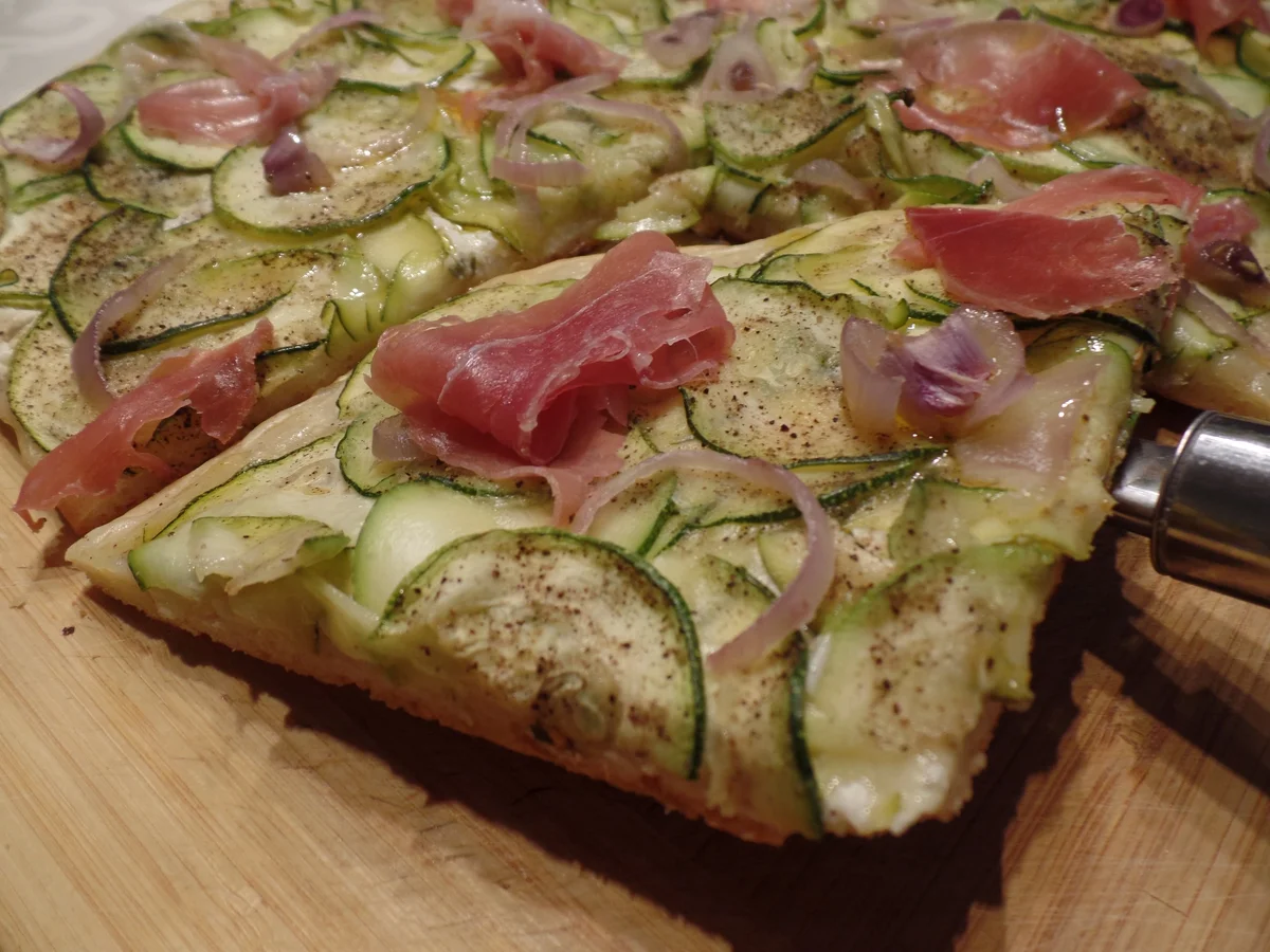 Flammkuchen mit Zucchini und Parmaschinken - Rezept - Bild Nr. 14513
