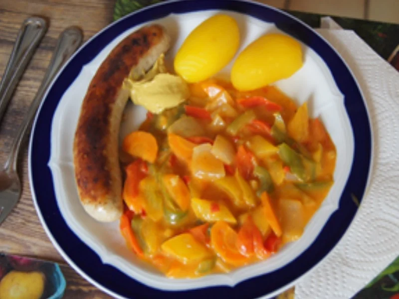 Rezept: Bratwurst mit rotem Currygemüse und Drillingen Bild Nr. 2 Bratwurst mit rotem Currygemüse und Drillingen - Rezept - Bild Nr. 2