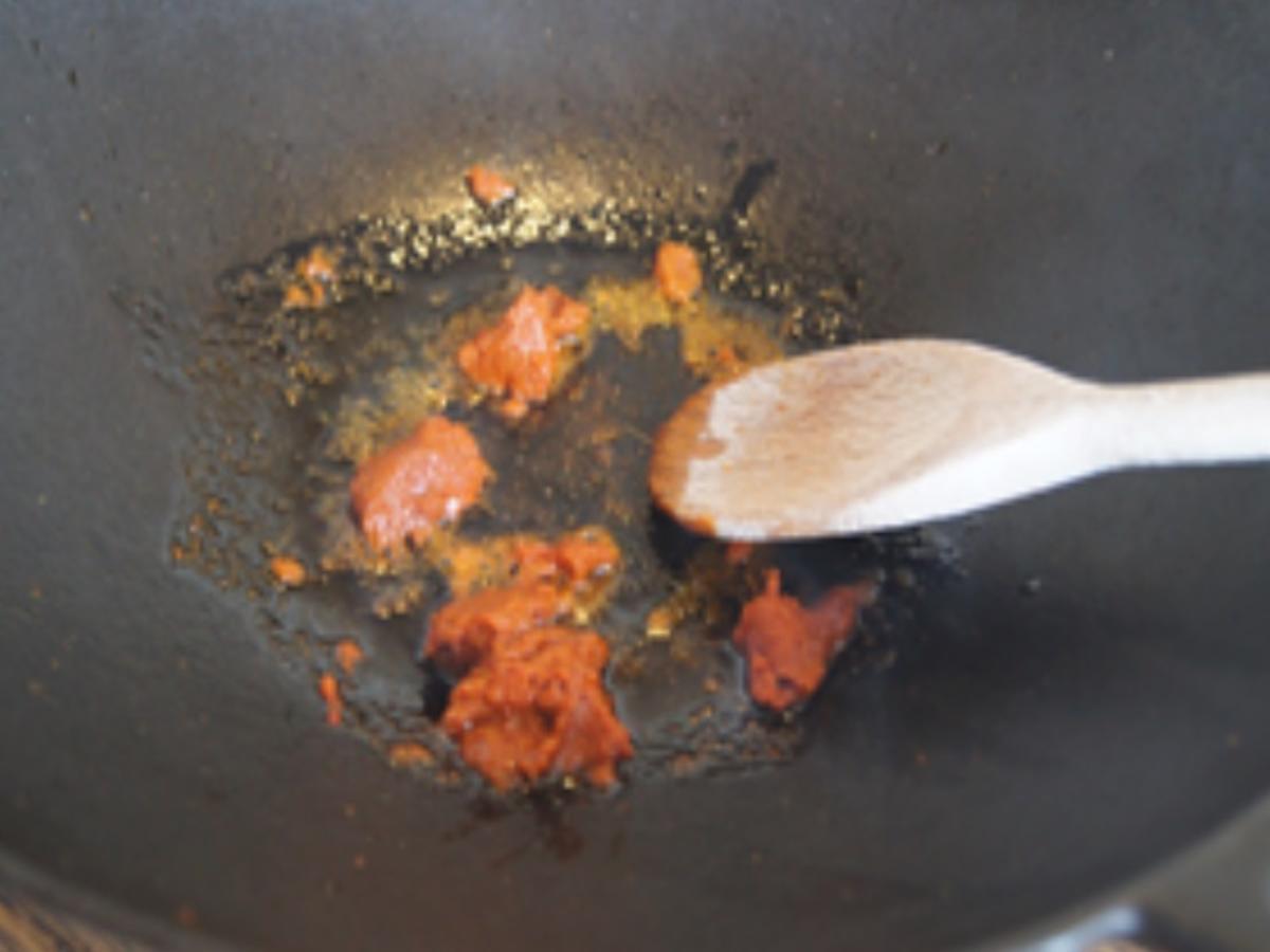 Bratwurst mit rotem Currygemüse und Drillingen - Rezept - Bild Nr. 10