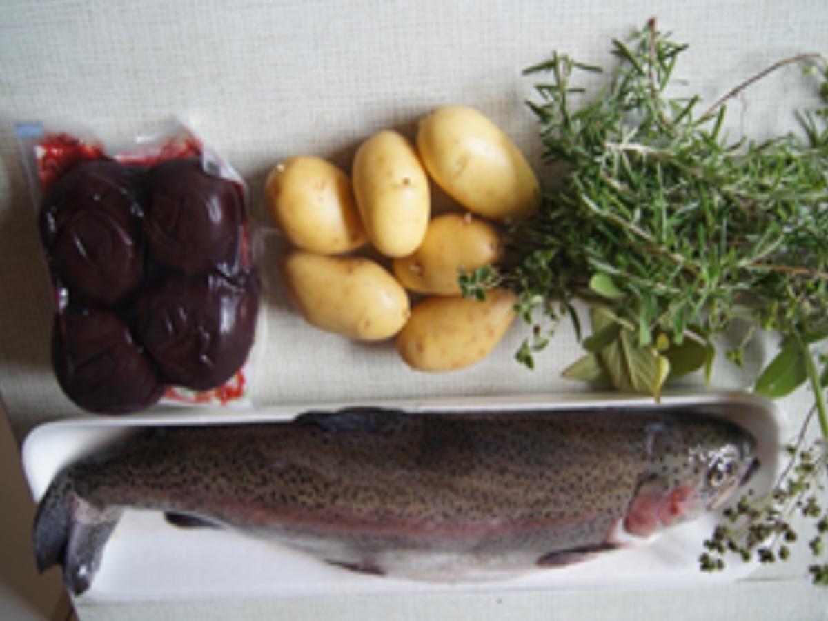 Backofen-Lachsforelle mit Rosmarin-Drillingen und Rote-Bete-Salat - Rezept - Bild Nr. 3