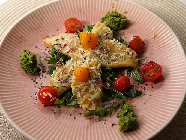 Rezept: Italien – Hausgemachte Ravioli gebettet auf Grün, umrahmt von Basilikum-Pesto Bild Nr. 14502 Italien – Hausgemachte Ravioli gebettet auf Grün, umrahmt von Basilikum-Pesto - Rezept - Bild Nr. 14502