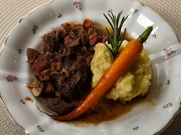 Frankreich - Boeuf Bourguignon an Kartoffelstampf mit angeschmiegten glasierten Möhrchen - Rezept - Bild Nr. 2