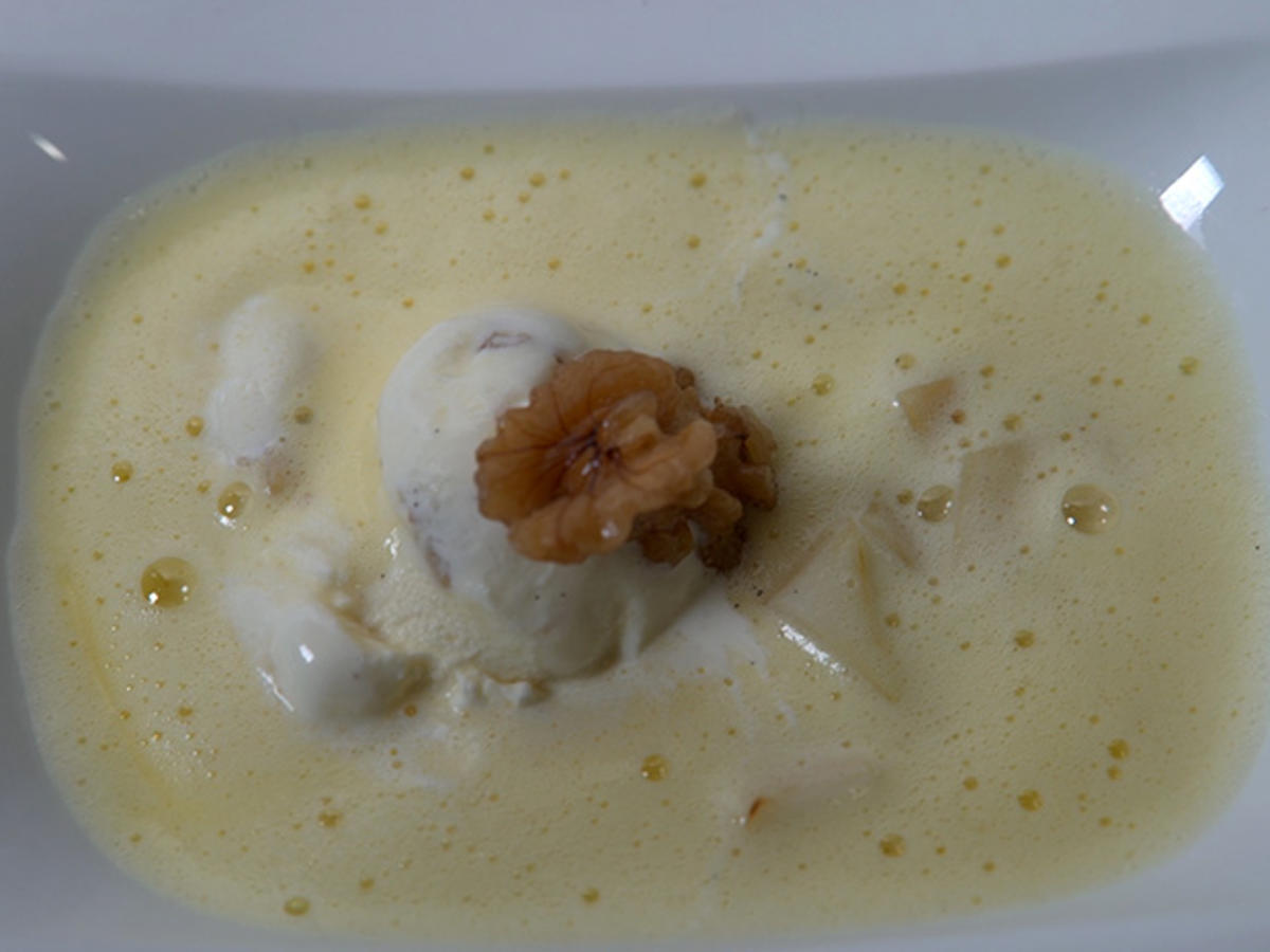 Champagner-Zabaione mit marinierten Birnen und Walnusseis - Rezept ...