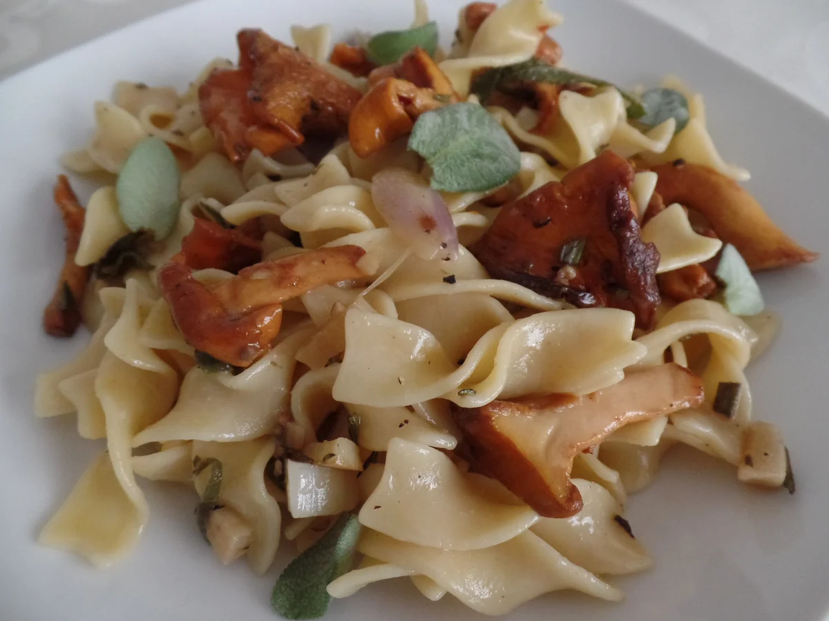 Bandnudeln mit Pfifferlingen und frischen Kräutern - Rezept - Bild Nr. 14512