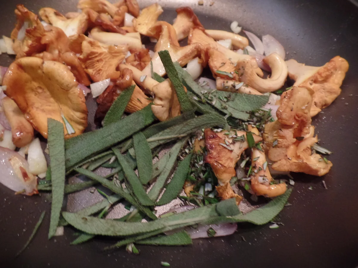 Bandnudeln mit Pfifferlingen und frischen Kräutern - Rezept - Bild Nr. 14515