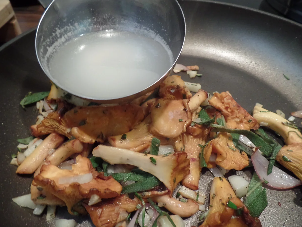 Bandnudeln mit Pfifferlingen und frischen Kräutern - Rezept - Bild Nr. 14518