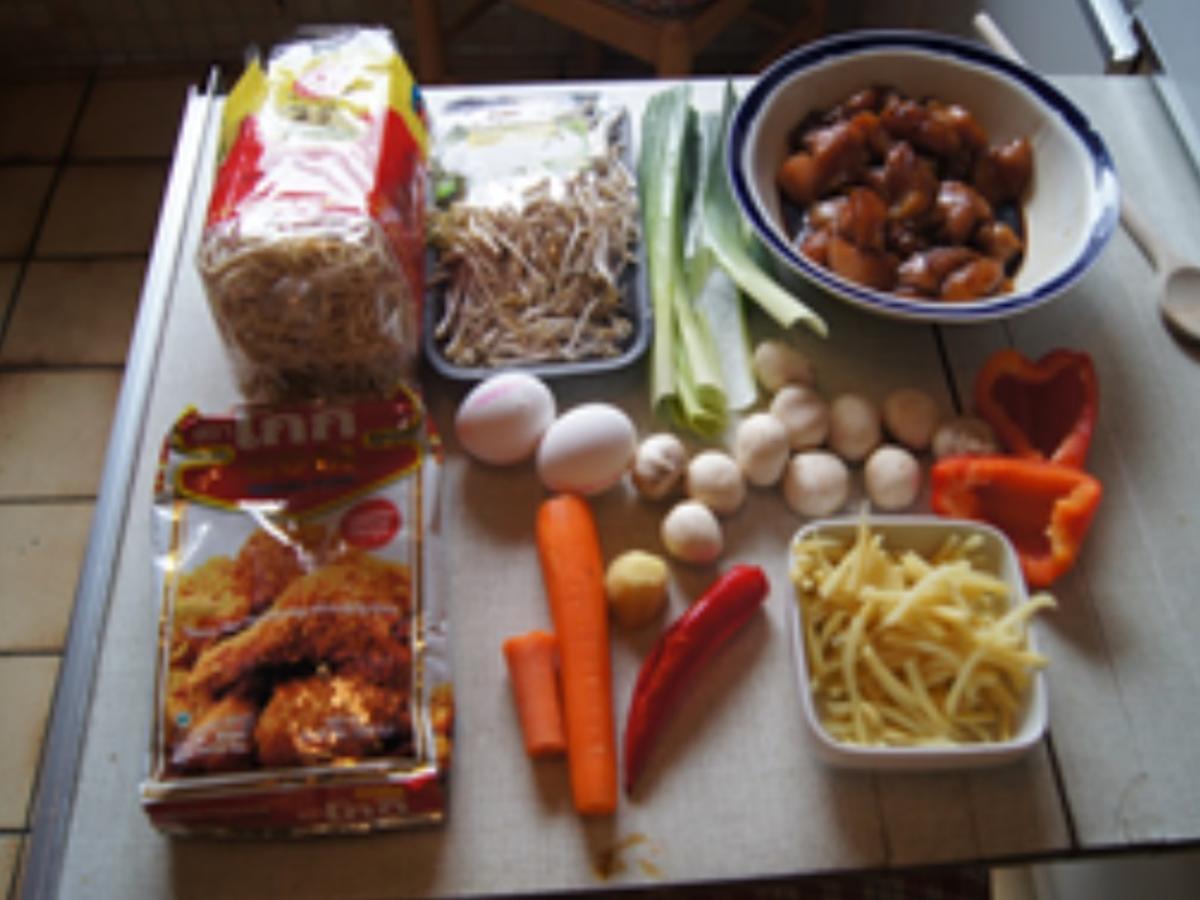 Mie-Nudeln mit Gemüsemix, Ei und ausgebackenen Hähnchennuggets - Rezept - Bild Nr. 14515
