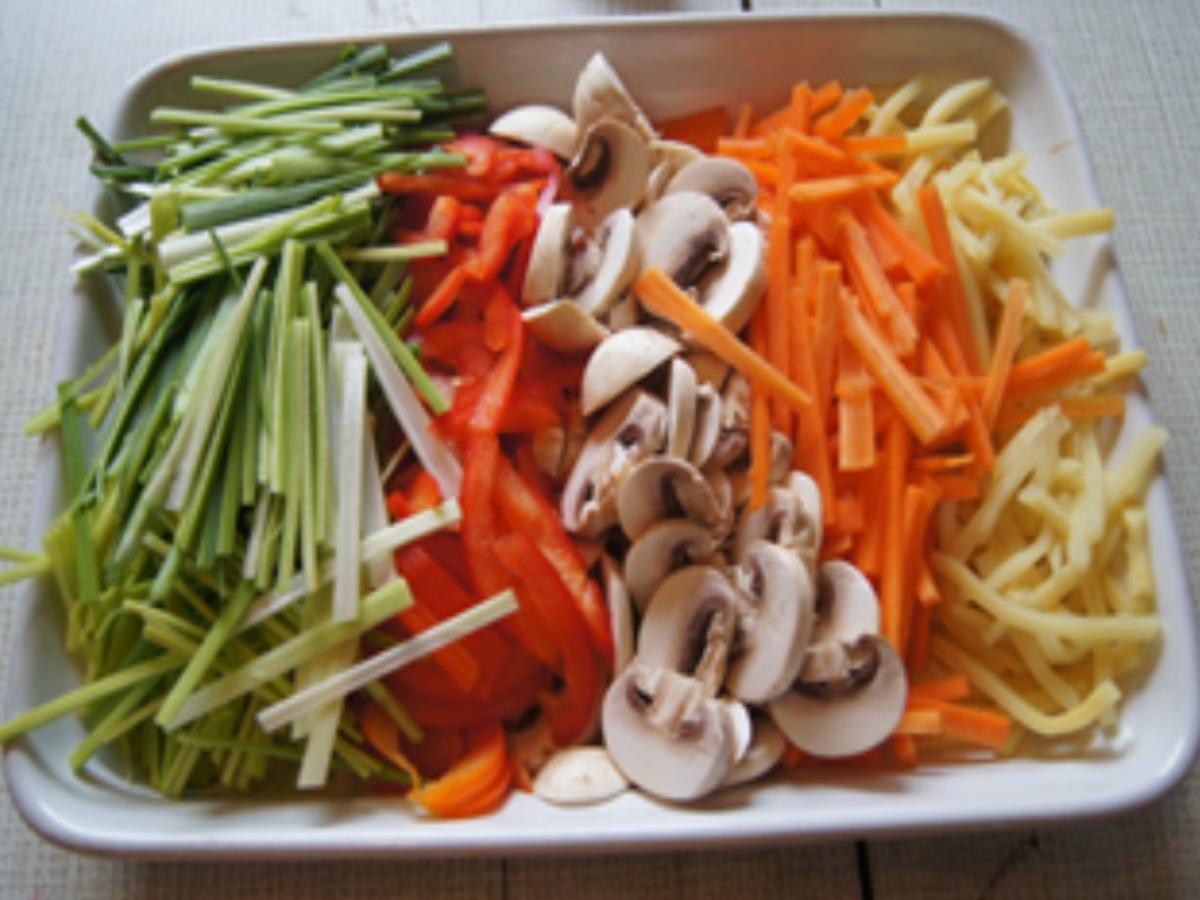 Mie-Nudeln mit Gemüsemix, Ei und ausgebackenen Hähnchennuggets - Rezept - Bild Nr. 14516