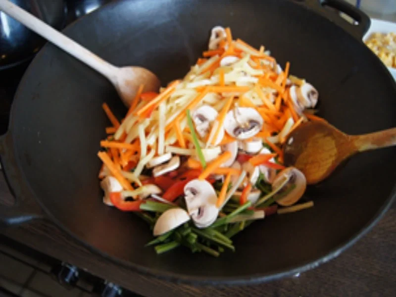 Mie-Nudeln mit Gemüsemix, Ei und ausgebackenen Hähnchennuggets - Rezept - Bild Nr. 14519